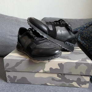 Valentino Rockrunners - Snygga svarta sneakers från Valentino med en stilren design. Endast använd av mig ett fåtal gånger förra sommaren. Kartongen har en knappt märkbar buckla. Förutom det finns det inga fel eller problem.