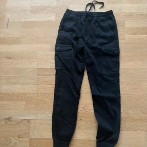 Cargo byxor - Svarta valient cargo byxor med cuff