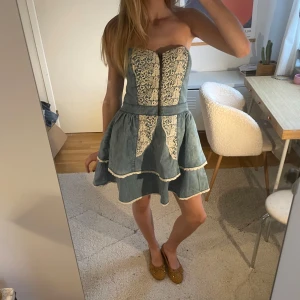 Jeansklänning volang och spets - Så snygg bandau Jeansklänning! Volang och spets detaljer🧡