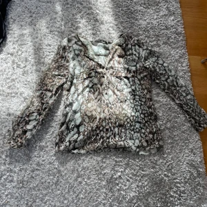 Blus - Söt luftig blus med orm mönster ifrån Zara! Storlek s