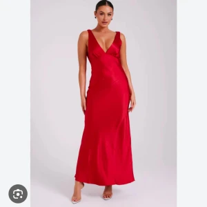 Balklänning röd - Superfin balklänning! Använd 1 gång i våras o älskade den!! Klänningen är slutsåld, köpt från meshki! Storlek S men passar mig som är s/m beror på hur man vill att den ska sitta