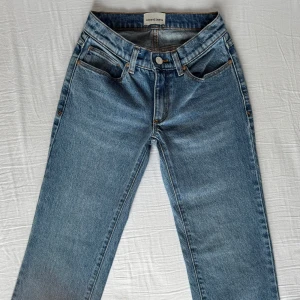 Blå jeans från Abrand Jeans - Snygga blå jeans från Abrand Jeans. Med låg midja och rak passform! I storlek waist 23, alltså som en XXS ☺️ Hör av dig vid frågor eller bud!