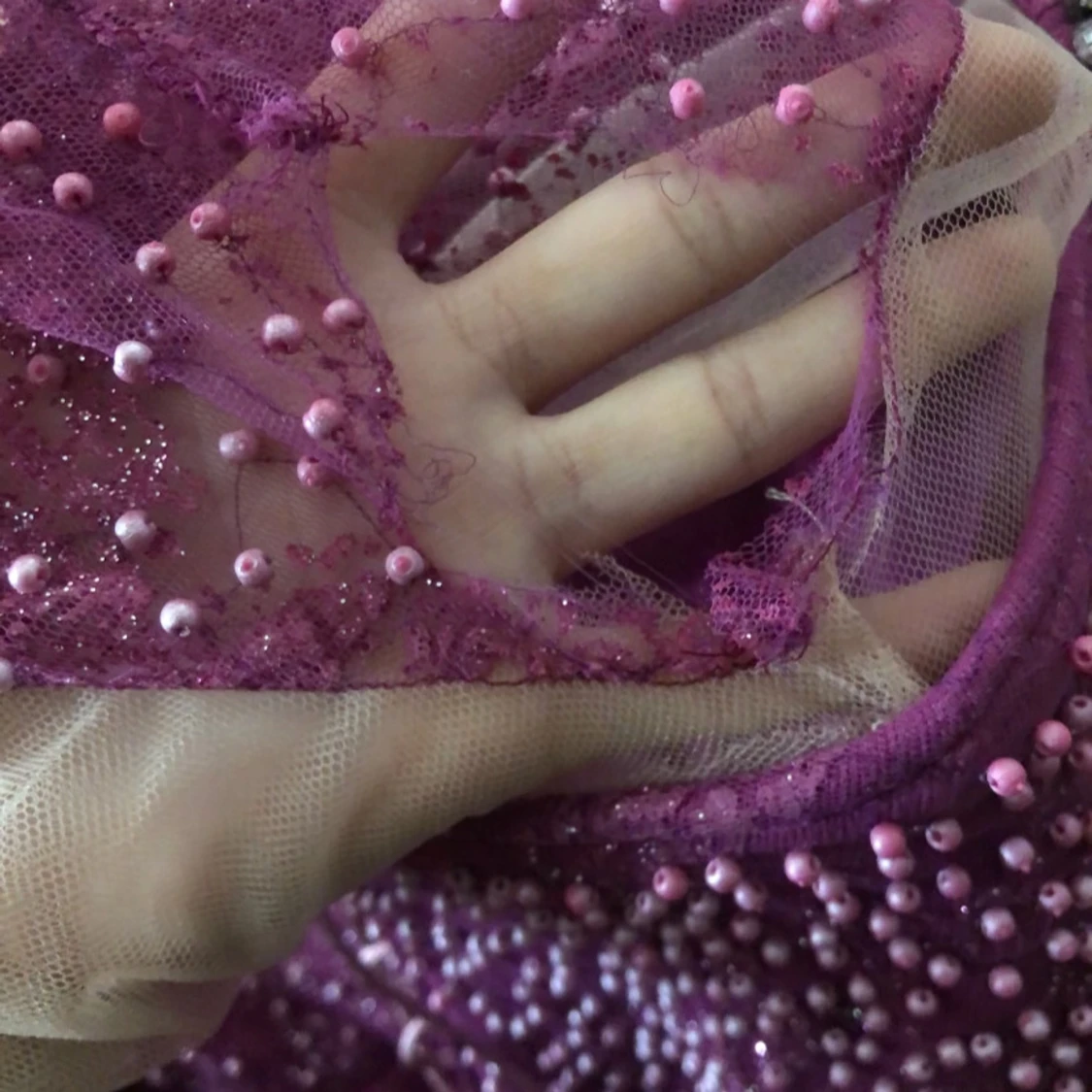 Vinröd glittrig långklänning - 4