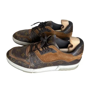 Louis Vuitton  - Louis Vuitton monogram trainers, storlek 9 passar 44. Skick 7/10 små sprickor i canvasen annars fina!  Pris 3790 finns att köpa på Fashionels.com