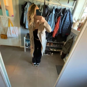 Beige trenchcoat  - Snygg beige trenchcoat i storlek xs Jackan har ett klassiskt snitt med knytbälte i midjan och lite mer åt de tunnare hållet. Perfekt för vår och höst.💕