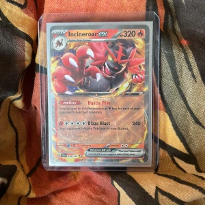 Incineroar ex 2024 - Väldigt fint kort och bra kondition! Skickas i sleeve och toploader