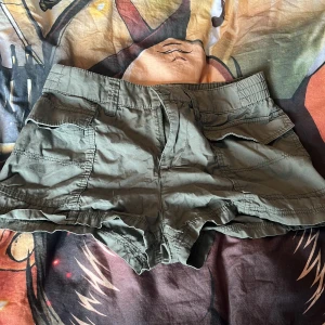 Gröna shorts från H&M Divided - Säljer ett par gröna shorts från H&M Divided. De har en bekväm passform med elastisk midja och praktiska fickor. Perfekta för varma sommardagar! Tryck gärna på köp nu💗