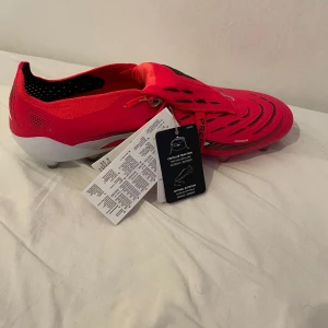 Adidas Predator Elite Ft Ag  - Adidas Predator Elite, helt nya. Har inte ens testats. Kommer med en liten väska till skorna. Storlek 43 1/3. Kommer med paket. Fick dem av mitt lag men har inte testat då jag inte använder Adidas. Dem är köpta från unisport och är sprillans nya. Pris kan diskuteras vid snabb affär