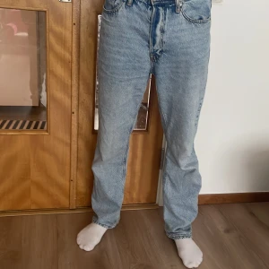 Blå jeans från Jack & Jones endast för 450 kr  - Säljer ett par ljusblå jeans från Jack & Jones med en relaxed fit. De har en klassisk femficksdesign och knappgylf. Perfekta för en avslappnad stil. Dem är helt nya fick dem som present men det är inte min steal så jag säljer dem för 450 priset kan diskuteras, typ oanvända. Helt nya kan kosta upp till 700 kr 