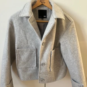 Grå kappa från lager  - Supefin jacka från Lager knappt använd i fint skick. Storlek XS