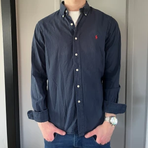 Ralph lauren skjorta - Riktigt snygg ralph lauren skjorta i mycket bra skick. Perfekt inför sommaren. Nypris 1600kr vårt pris 499kr✅ fraktas inom 24h📦✅