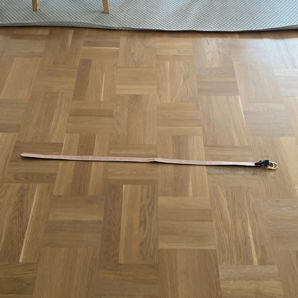 Snyggt bälte från H&M i svart och beige med en stilren dubbel ringformad guldfärgad spänne. Perfekt för att ge en extra touch till din outfit. Tillverkat i Kina.. Muu.