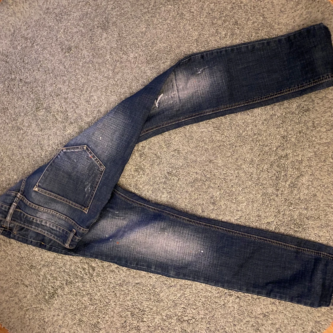 Blå jeans med slitningar från B.P.R.D - 2