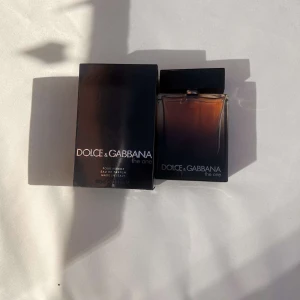 Dolce & Gabbana The One Eau de Parfum - Säljer en elegant herrparfym från Dolce & Gabbana, The One, i en stilren flaska. Doften har noter av tarocco orange, clary sage och sandelträ. Perfekt för den som söker en sofistikerad och maskulin doft.