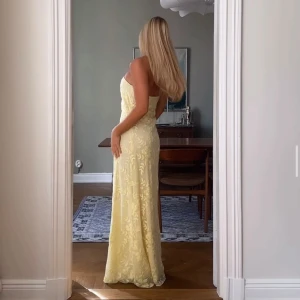 Gul klänning Moa Mattson  - Säljer denna gula långklänning från Moa Mattsons kollektion med nakd. Helt slutsåld! Ny med prislapp 