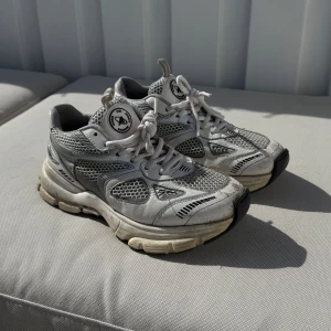 Marathon runner Axel Arigato - vita sneakers från Axel Arigato med grå detaljer och snörning. Pris kan diskuteras vid snabb affär