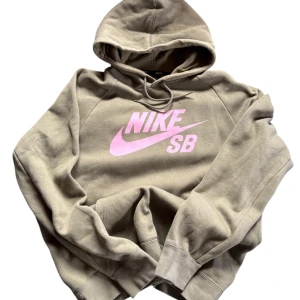 Vintage Nike hoodie - Vintage Nike hoodie, Travis scott vibbar. Överlag i mycket gott skick. Snygg boxy passform 