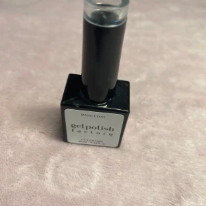 Gelpolish Base Coat - Säljer en flaska Gelpolish Base Coat från Gelpolish Factory. Perfekt för att skapa en hållbar grund för din gelmanikyr. Använd lite men det finns fortfarande mycket kvar. Nypris: ca 90kr Mitt pris:30kr Lägger upp mycket nagel annonser så skriv om ni vill köpa något i ett kit.🥰