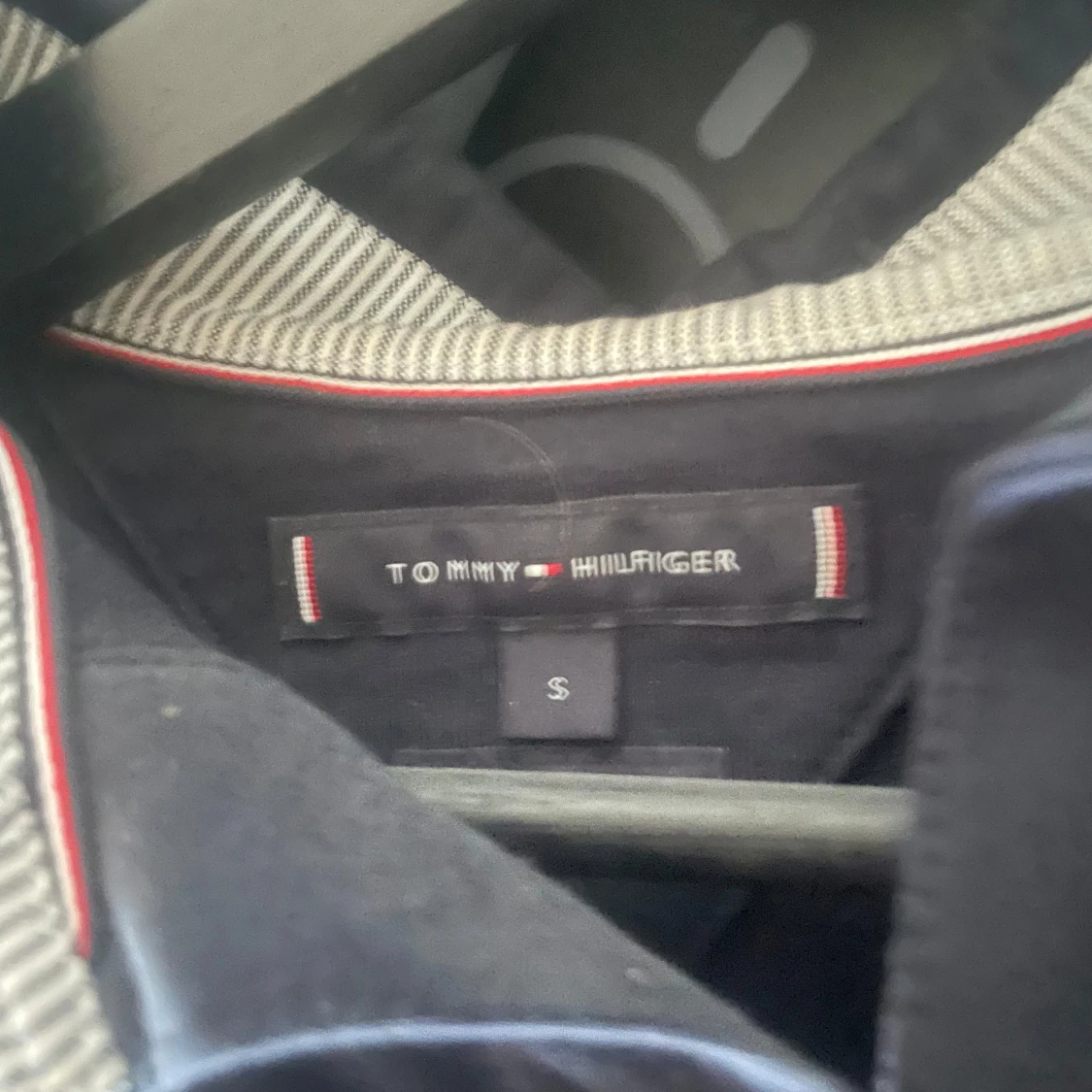 Svart pikétröja från Tommy Hilfiger - 1