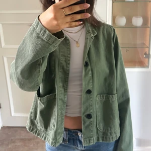 Grön jeansjacka  - Jättefin grön jeansjacka, knappt använd, nypris 600kr