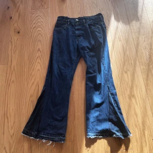 Custom Double Waist Flares - asfeta customs med double waist och flare. en belt loop har gått av men är jätte enkelt att fixa, därav priset. går fortfarande att ha på sig som vanligt. jeansen är av levi’s så dessa är i riktigt bra kvalite. pris kan även diskuteras och jag kan skicka bilder och svara på frågor i dms. passform syns i sista bilden