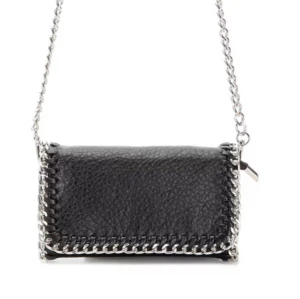 Tiamo Pricilla Svart axelväska S nyskick  - Snygg svart axelväska i skinn med silverfärgade kedjedetaljer runt kanterna och som axelrem. Från märket Tiamo. Nypris 500kr. Använd fåtal gånger, inga defekter alls. Minsta storleken på väskan, dvs small. 