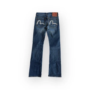 Evisu jeans - Bootcut/raka evisu jeans. Storkek W28, midja 36 och innerben 78