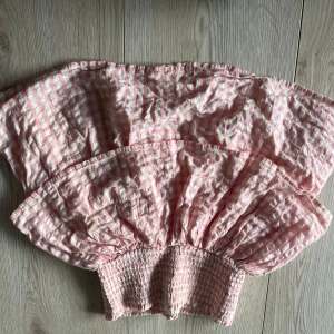 Rutig rosa kjol från KappAhl - Säljer en söt rosa och vit rutig kjol från KappAhl. Kjolen har en elastisk midja och volangdetaljer som ger en fin form. Perfekt för en somrig look! 🌸
