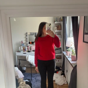 Röd offshoulder tröja - Säljer denna röda stickade tröjan ifrån H&M. Priset kan diskuteras och frakten ingår inte💗💗