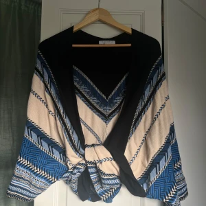 Mönstrad kofta från Amisu - En mönstrad kofta från Amisu. Tunn men värmande. Storlek m/l med breda trekvartsärmar.
