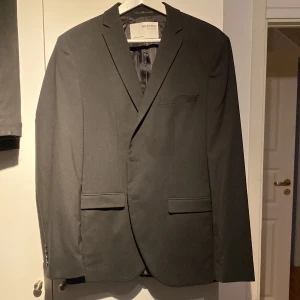 Selected Homme kostym - Ord -:1999kr. Använd en gång när jag gick ut 9an och har stått i garderoben sen dess. Passar inte längre så den ska bort. Kavaj storlek: 50. Byxor storlek: W30 L34