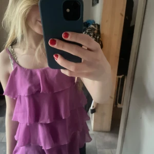 volangtopp - Säljer en söt lila topp med volanger. Toppen är ärmlös och har smala axelband. Perfekt inför sommaren💝❣️😊