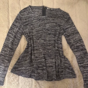 Gråmelerad tröja med dragkedja, Cubus - Säljer en stilren gråmelerad tröja med lång ärm och dragkedja i ryggen. Perfekt för en avslappnad look.