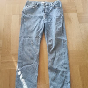 Blå jeans från GANT - Snygga blå jeans från GANT med klassisk design. Storlek 176 cm. Modell Relaxed. Frakt betalas av köpare. 