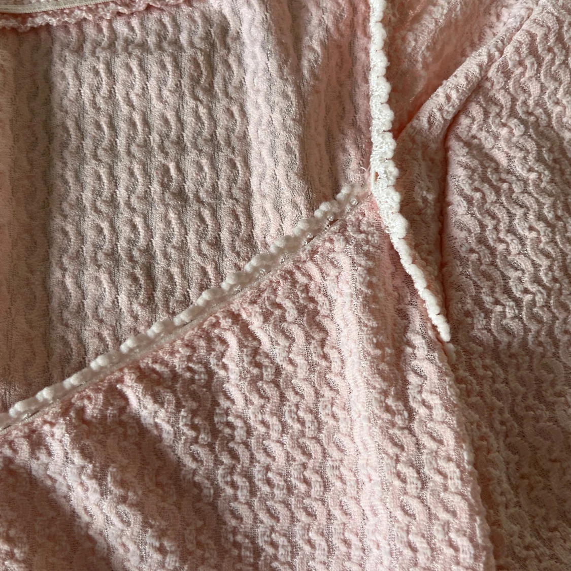 Rosa kortärmad topp med  rosett - 2