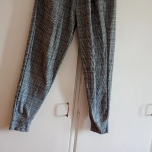 Rutig byxa från Esmara - Snygga gråa byxor med rutig design från Esmara. Perfekta för en stilren look. Byxorna har en normal passform och är tillverkade i ett bekvämt material.