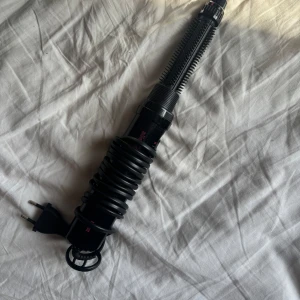 Värmeborste  - Säljer min värmeborste från Braun😊har predicera köpt en ny, men den här funkar jättebra❤️ jag har väldigt tjockt hår och den funkar till och med på mig. Det går också att sjustera storleken på rundborsten😊