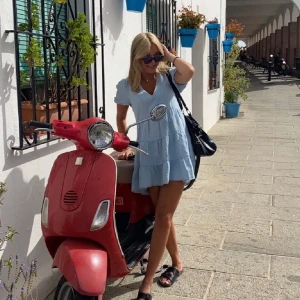 Sommarklänning - Säljer min supersöta ljusblå klänning från Zaras gamla kollektion. Använd fåtal gånger💕 Storlek M men passar S med!!