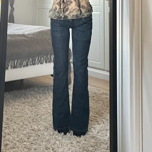 Lågmidjade bootcut jeans - Superfins skick! Passar xs. De är från märket hudson, nypris runt 2500.