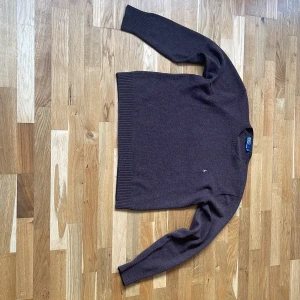 Brun kashmir tröja från Polo Ralph Lauren - Säljer en stilren brun tröja från Polo Ralph Lauren. Tröjan har en klassisk rund halsringning och ett diskret broderat märke på bröstet. Perfekt för en avslappnad men ändå elegant look. Skriv för mer bilder, storleken är XL men det passar både M och L. 