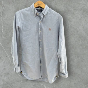 Ljusblå skjorta från Polo Ralph Lauren - Snygg ljusblå skjorta från Polo Ralph Lauren / Storlek S slimfit 