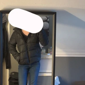 Svart pufferjacka från Calvin Klein - Säljer en snygg svart pufferjacka från Calvin Klein. Jackan har en dragkedja framtill och är perfekt för kyligare dagar. Den har en klassisk design med långa ärmar och en bekväm passform. Storlek XS men oversize 