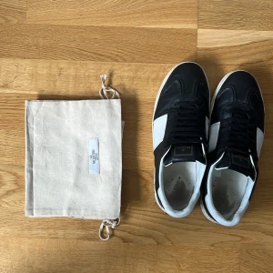 Valentino flycrews  - Hej jag säljer dessa svart vita valentino skorna i storlek 41. Dessa skor saknar 2 nitar där bak, men annars är de i toppskick.                                     Nypris på dessa är drygt 8000kr                                                                      Mitt pris är 2400kr.                                                  Hör av er om ni har flera frågor!!!! 