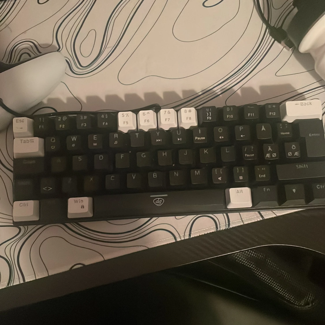 Svart och vit mekaniskt tangentbord