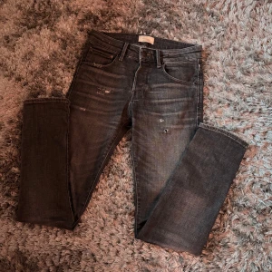 Jack & Jones jeans - Säljer mina Jack & Jones jeans. Feta slitningar. Modellen heter slimstraight Tim. Storlek 28/32. Nypris är runt 1100. Bara att höra av sig vid frågor eller funderingar.