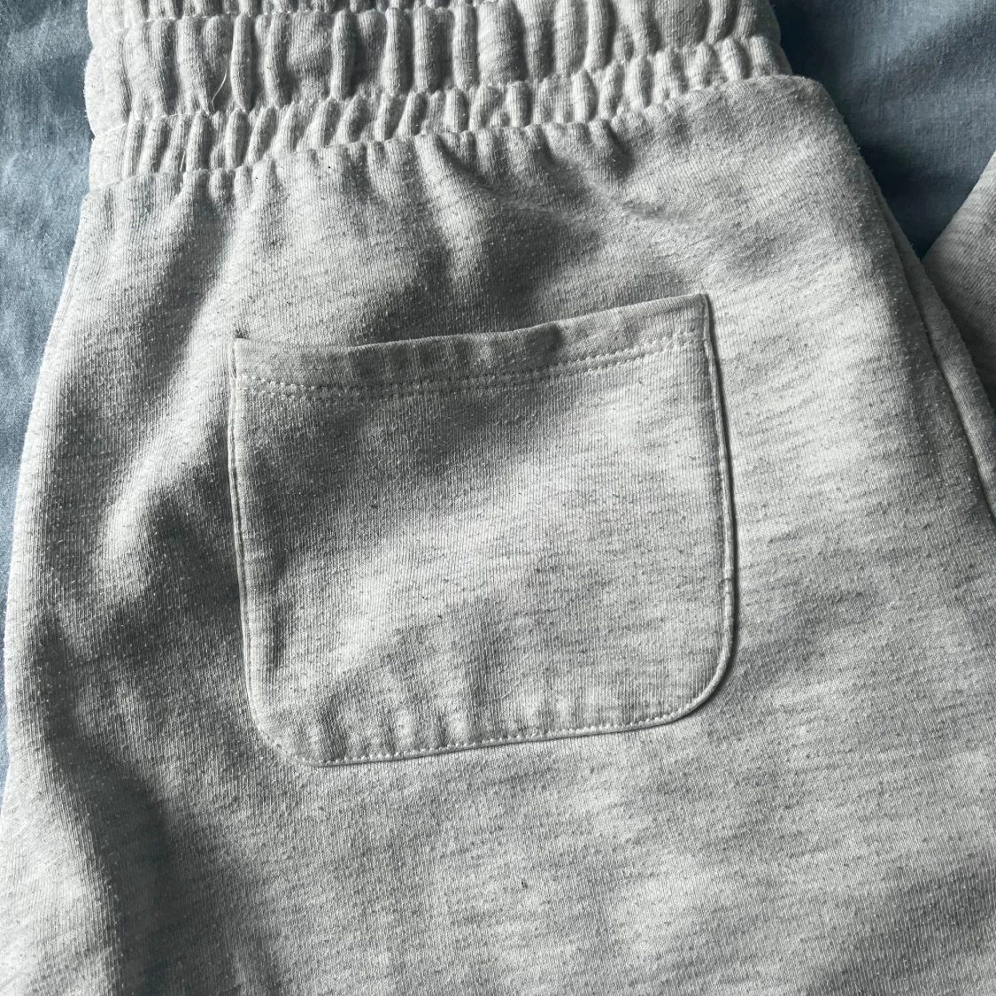 Grå mjukisbyxor med snörning - 2