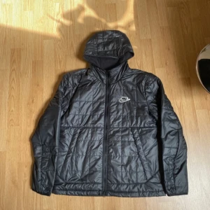 Svart Nike Övergångsjacka - Säljer denna då den inte längre används. Finns ett hål på höger arm. Pris går att diskuteras. 