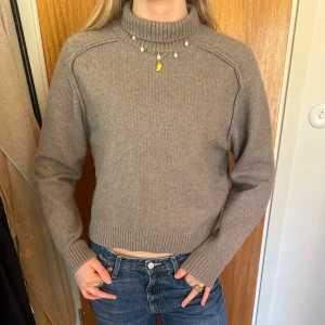 Brun tröja från H&M - Jättesöt stickad polotröja från H&M, inte använd! Strlk L, pris kan diskuteras! 