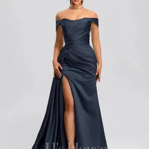 Balklänning - Elegant mörkblå balklänning med offshoulder-design och ett slits fram. Är från JJ’s house och andvänd 1 gång, är storlek 40, men omsydd till 38, har kortare släp osv💞💞