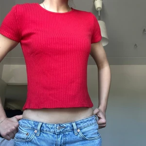Röd ribbad topp - Zara - ALDRIG ANVÄND